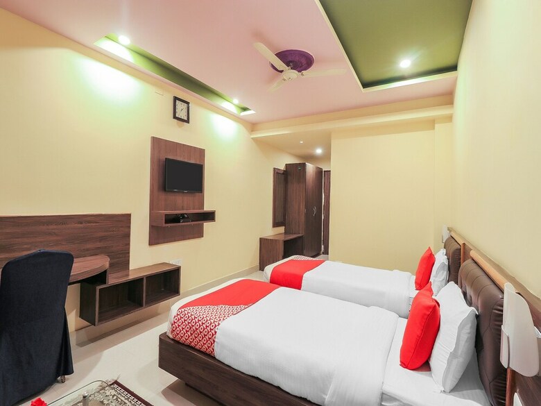 Oyo 7583 Hotel Suraj Palace 1