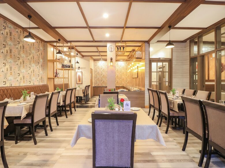 Oyo 7583 Hotel Suraj Palace 1