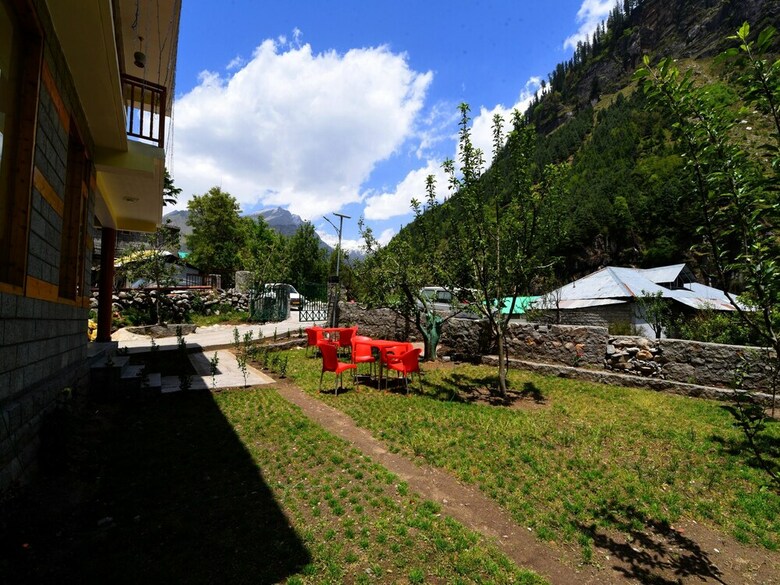 Hotel Oyo 14580 Home Luxurious Studios Shanag