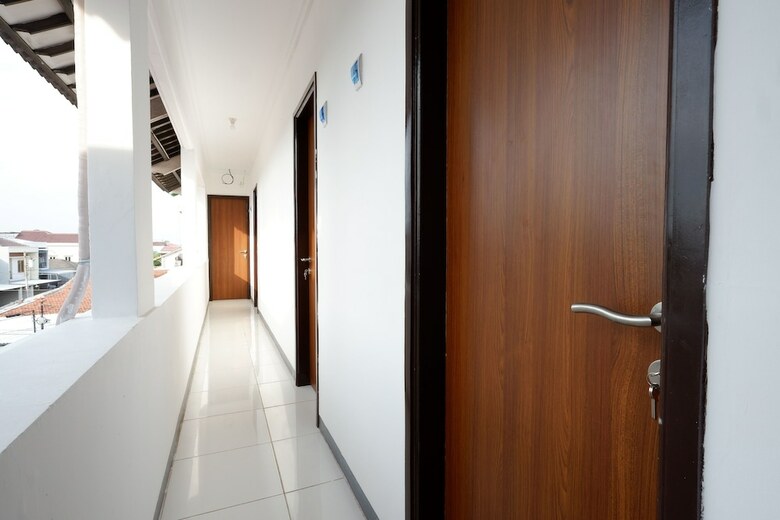 Hotel Reddoorz Near Mall Ciputra 2