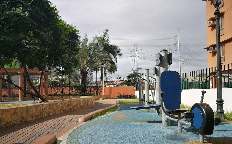 Cozy Condo Studio Near Airport With Wifi