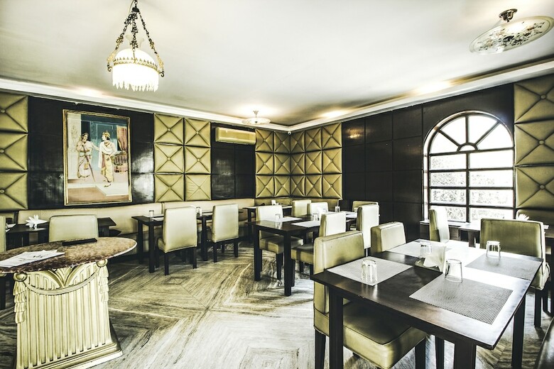 Fabhotel Sugan Niwas Palace Bani Park