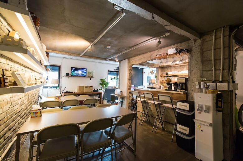 Hostal The Cube Hotel - Hostel
