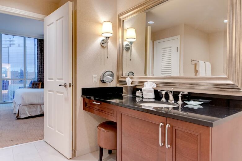 Stripviewsuites At Signature