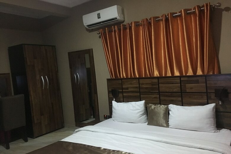 Momak 6 Hotel & Suites