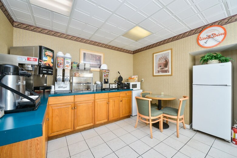 Motel Howard Johnson By Wyndham Lenox