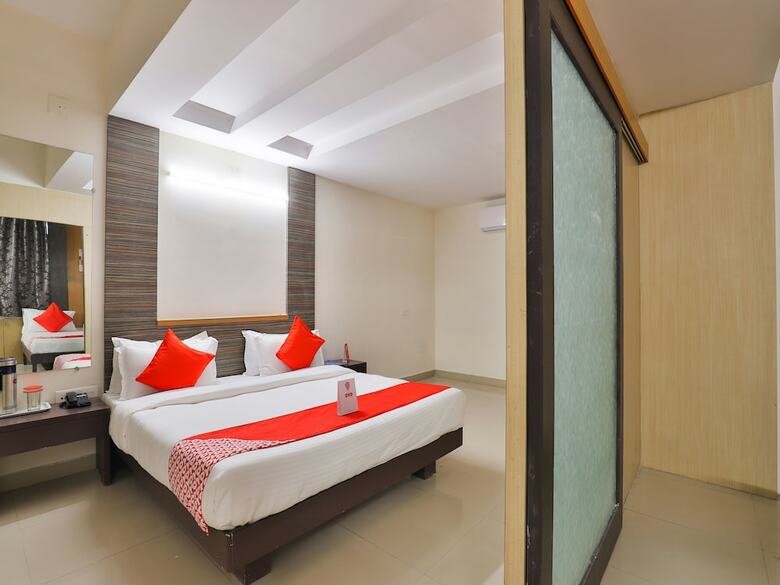 Oyo 14942 Hotel Maple Leaf
