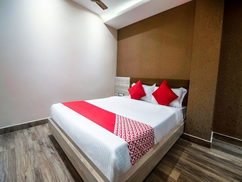 Oyo 14869 Hotel Apollo
