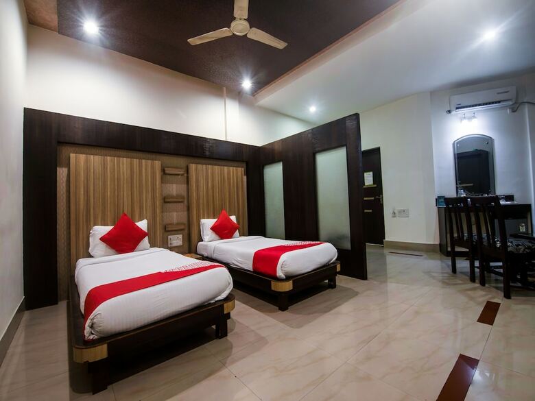 Oyo 14869 Hotel Apollo