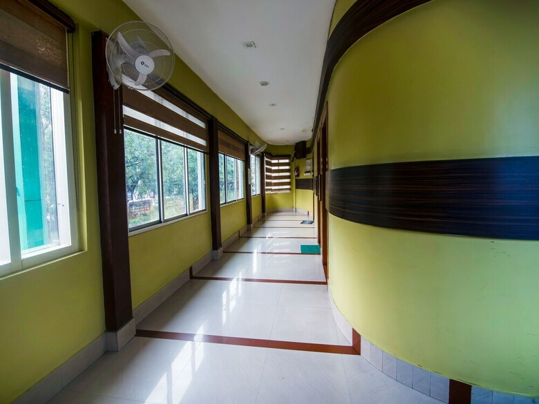 Oyo 14869 Hotel Apollo