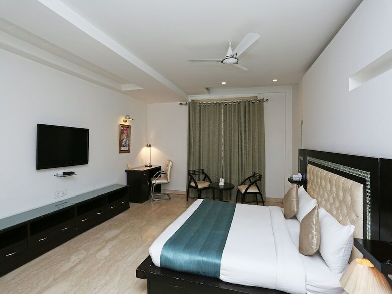 Hotel Oyo 13564 Near Prem Mandir