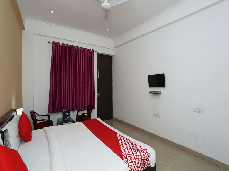 Hotel Oyo 13564 Near Prem Mandir