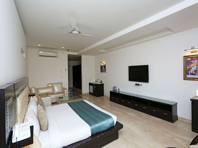 Hotel Oyo 13564 Near Prem Mandir