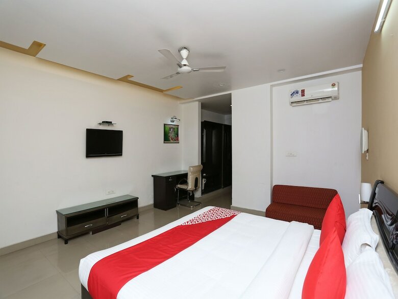 Hotel Oyo 13564 Near Prem Mandir