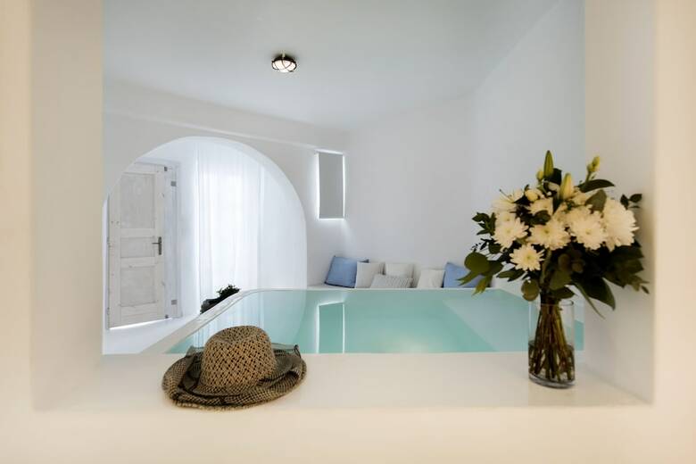 Zefi Hotel & Suites