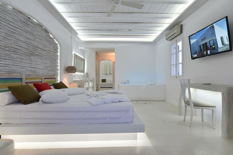 Zefi Hotel & Suites