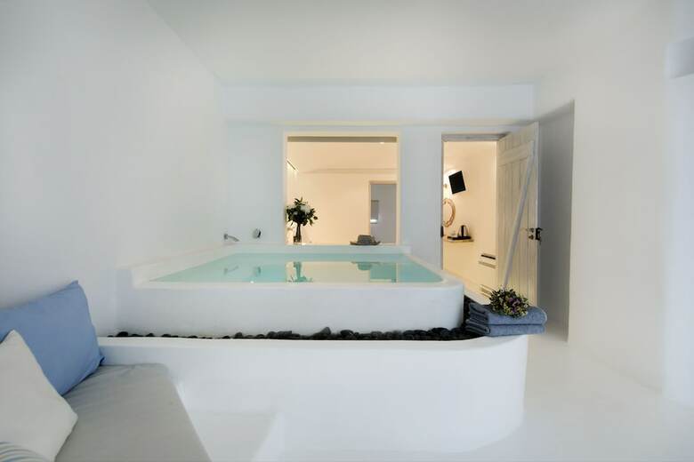 Zefi Hotel & Suites