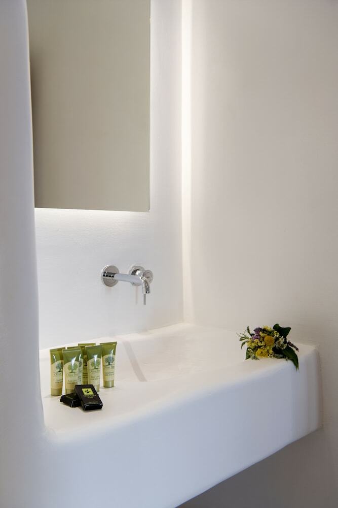 Zefi Hotel & Suites
