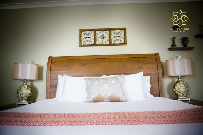 Bed & Breakfast 1 West Inn Waterfront