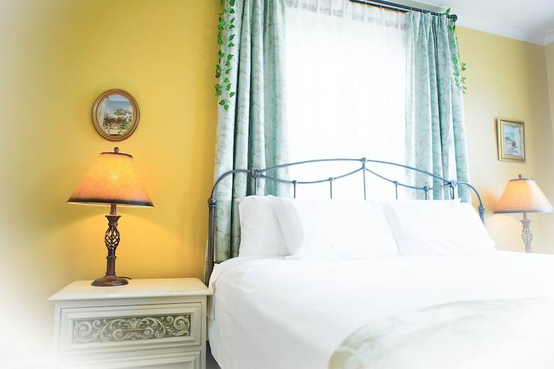 Bed & Breakfast 1 West Inn Waterfront