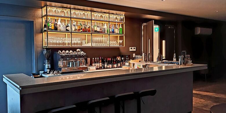 Hidden Lake Hotel And Apartments
