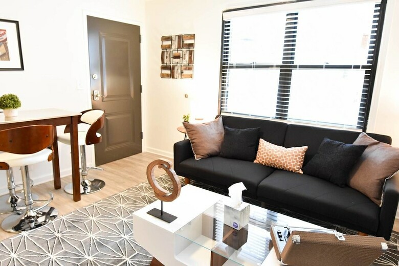 Apartamentos 8 Brs Comprised Of 4 Separate 2br Suites By Domio