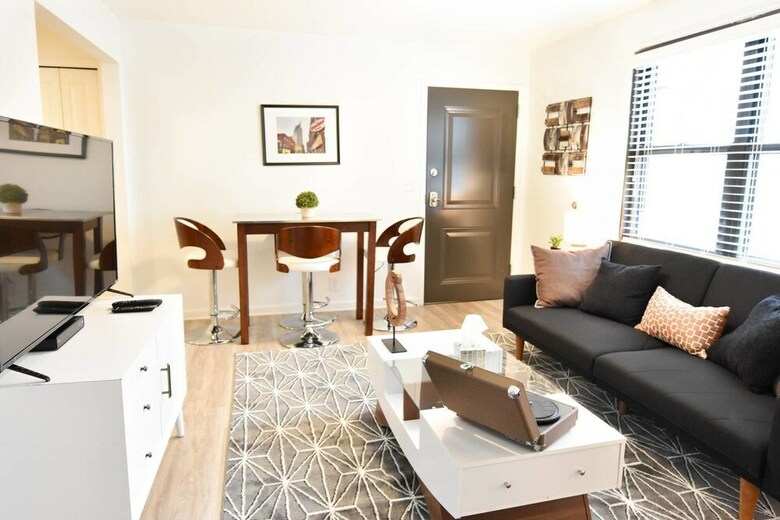 Apartamentos 8 Brs Comprised Of 4 Separate 2br Suites By Domio