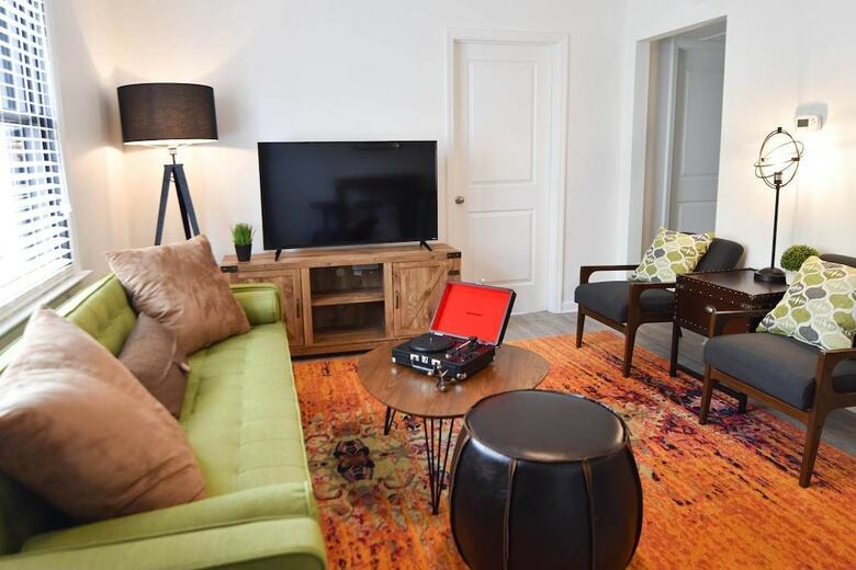 Apartamentos 8 Brs Comprised Of 4 Separate 2br Suites By Domio