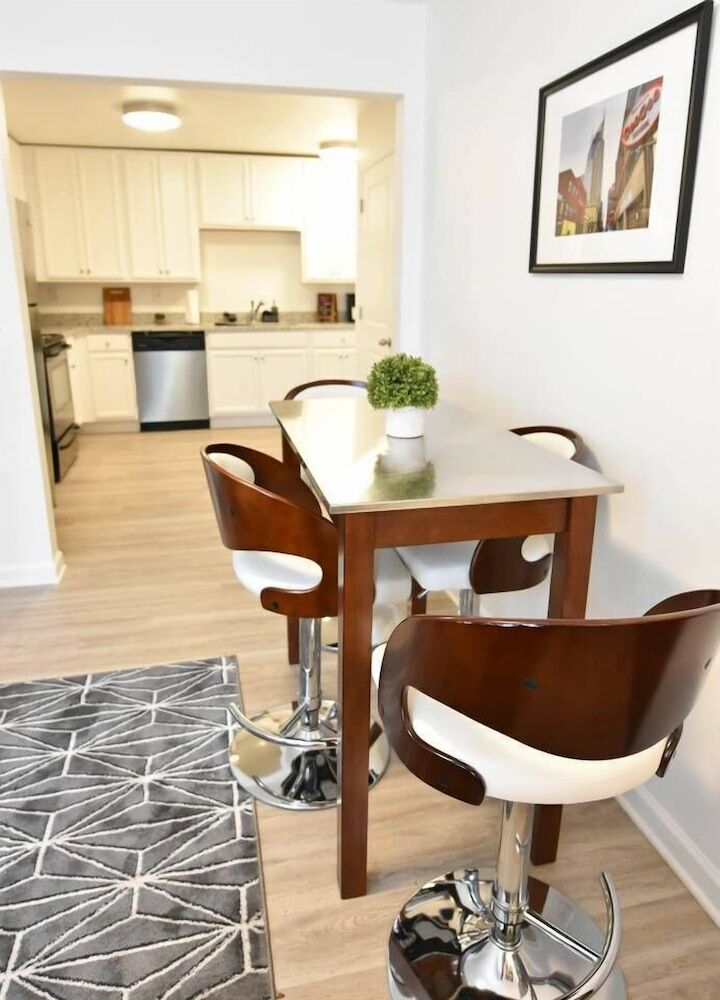 Apartamentos 8 Brs Comprised Of 4 Separate 2br Suites By Domio