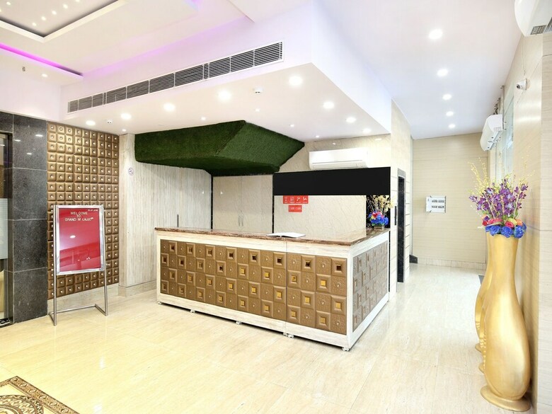 Oyo 16827 Hotel Grand M Lajjo