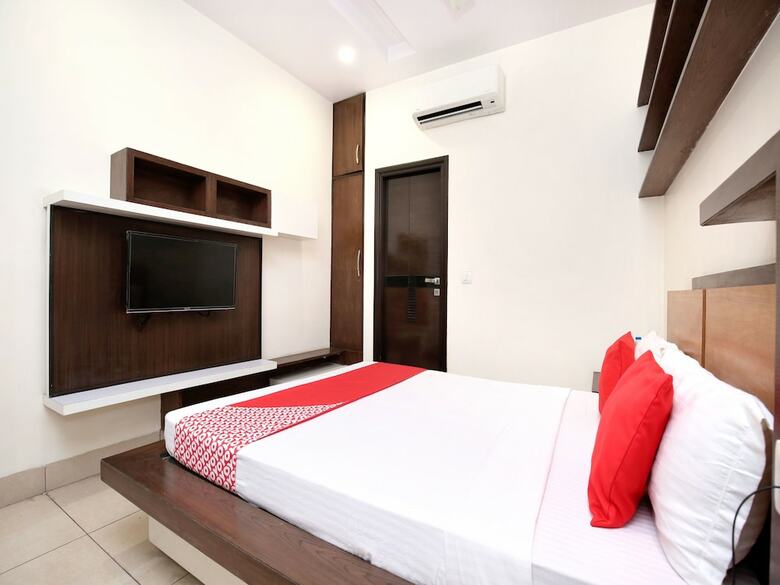 Oyo 16827 Hotel Grand M Lajjo