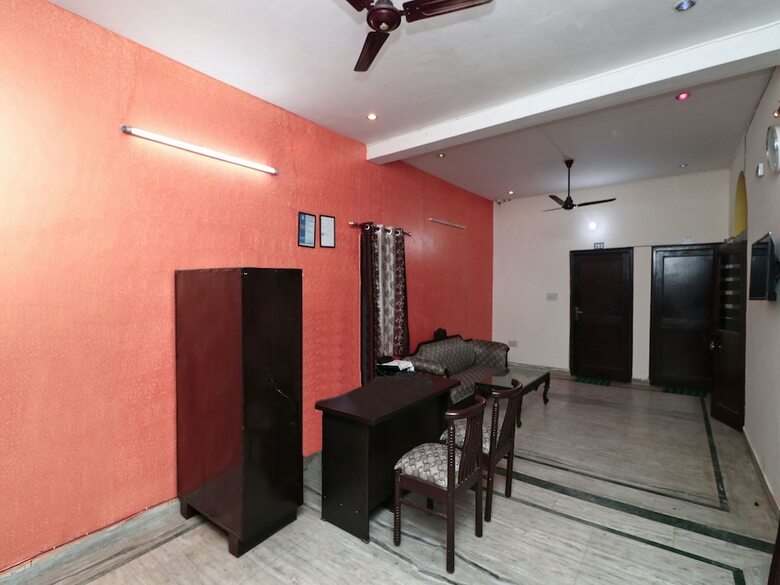 Hotel Oyo 16146 Royal Guest House
