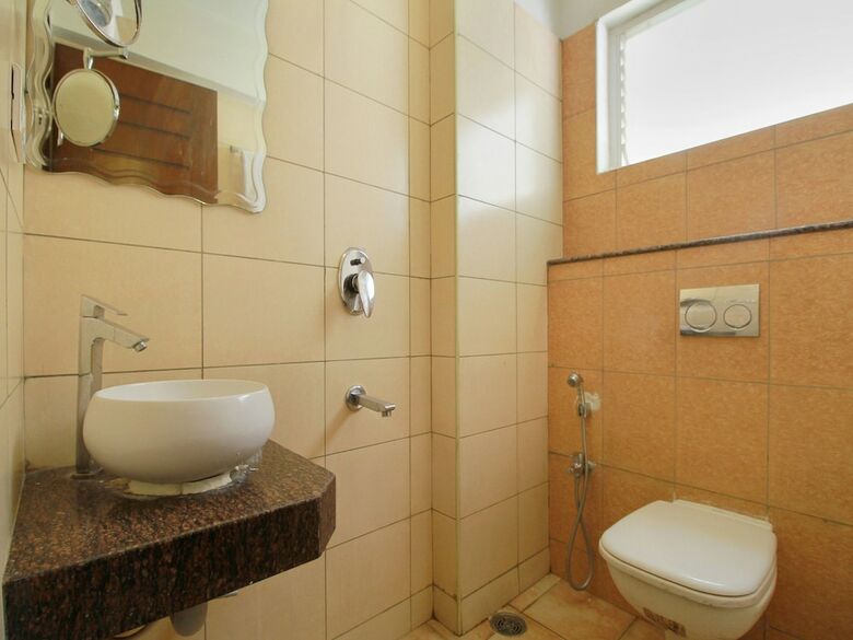 Oyo 1531 Vels Grand Inn Hotel