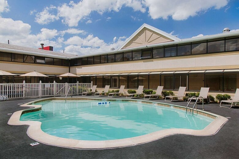 Hotel Ramada By Wyndham Boston