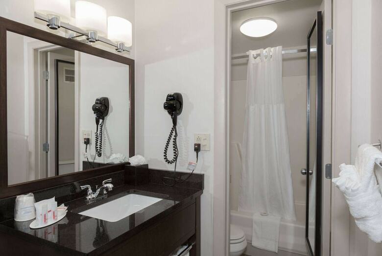 Hotel Ramada By Wyndham Boston