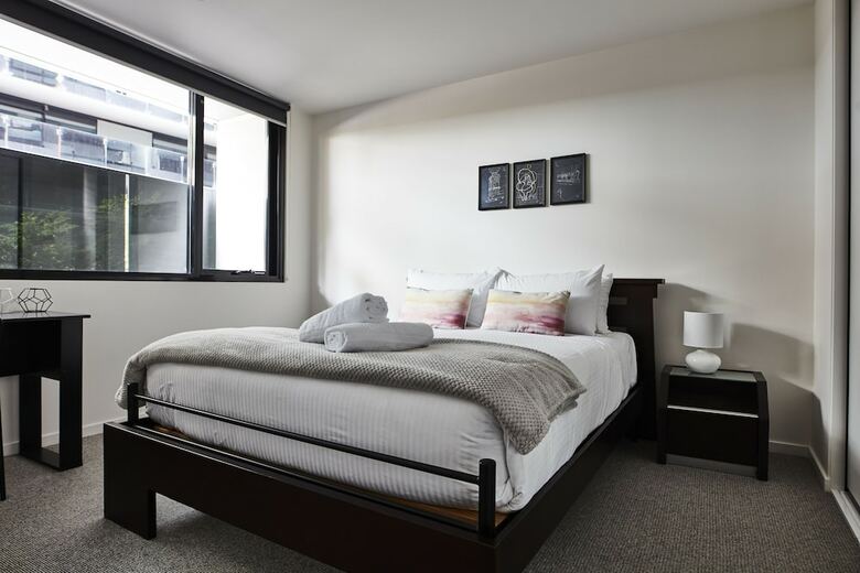 Sleek Arthouse Apartment With Pool Close To City