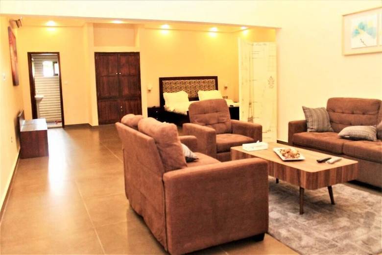 Hotel Four Season Guesthouse