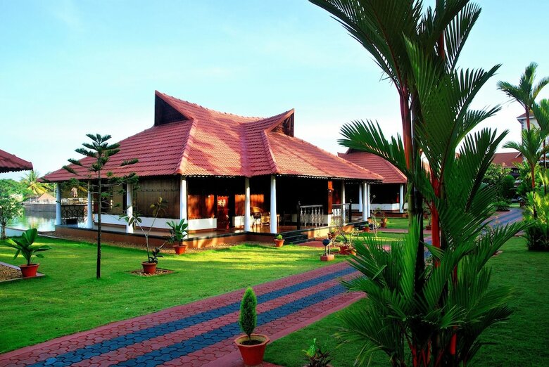 Hotel Lake Palace - A Luxury Backwater Resort