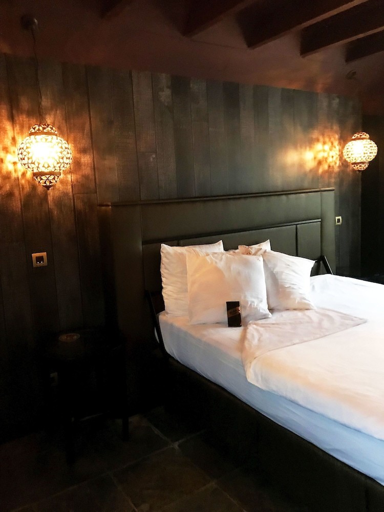 Love Hotel Domaine 10