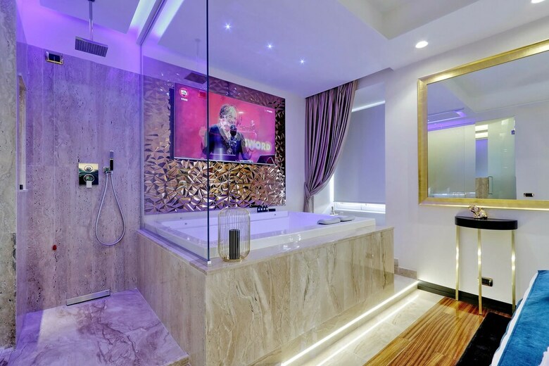 Hotel Spanish Hills Luxury Suites & Jacuzzi
