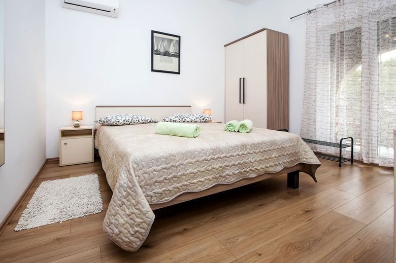 Hotel Apartments & Rooms Chiara