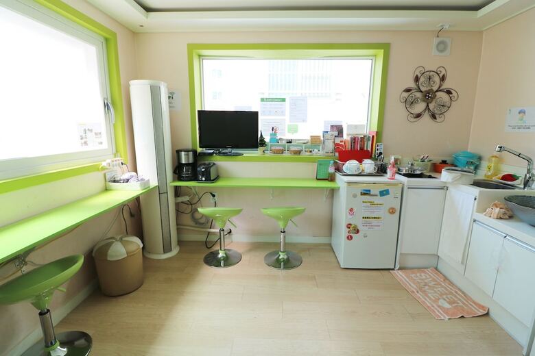 Hostal Four Seasons House - Hostel, Women Only