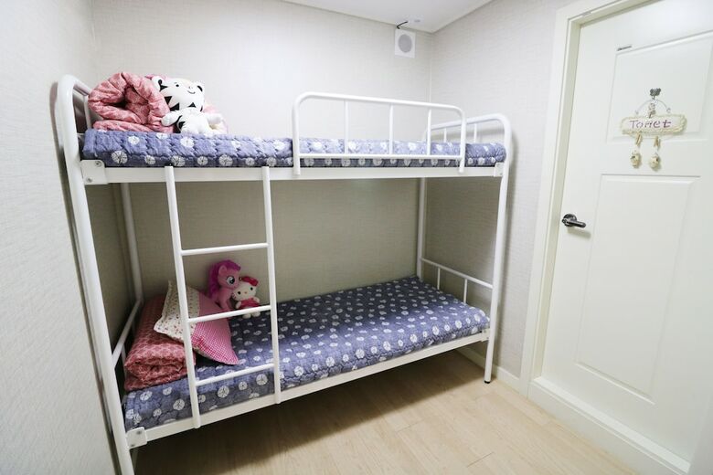 Hostal Four Seasons House - Hostel, Women Only