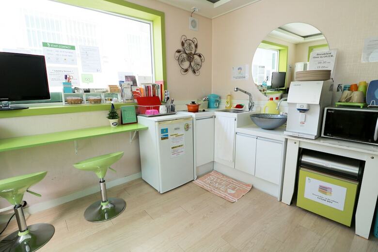 Hostal Four Seasons House - Hostel, Women Only