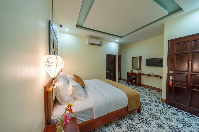 The Lake Hoian Hotel