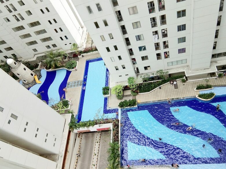 Pool View Bassura City Apartment