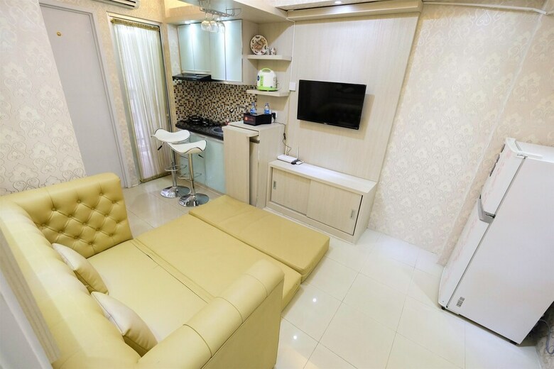 Pool View Bassura City Apartment