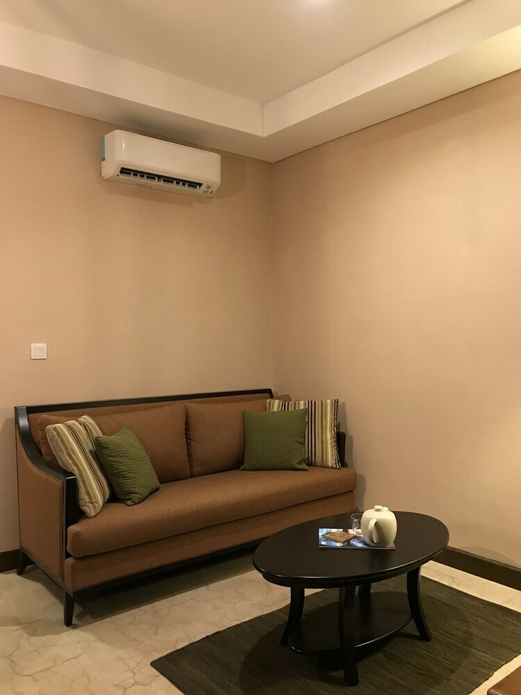 Luxurious L'avenue Apartment