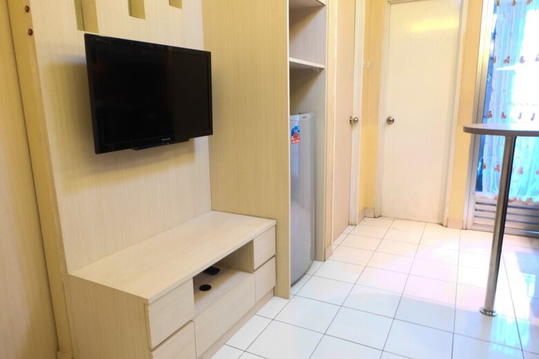 With Access To Shopping Center At Kalibata Apartment