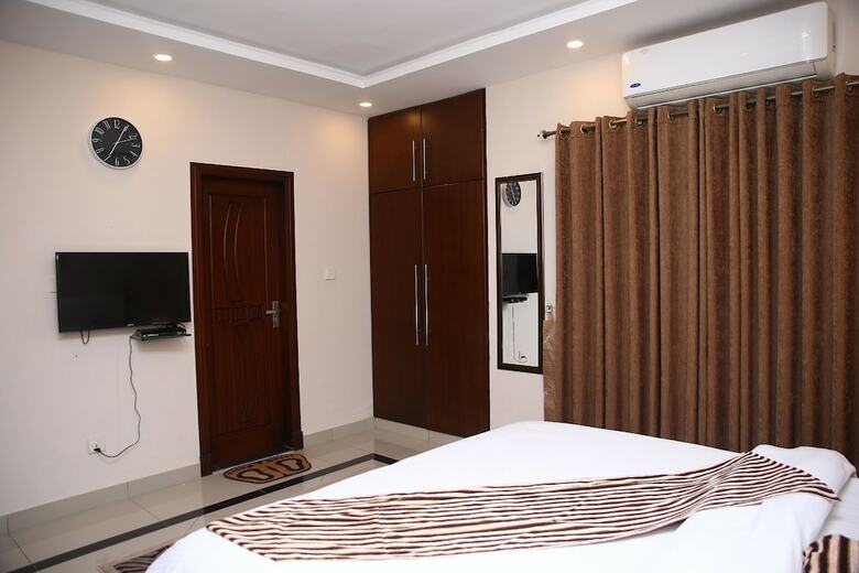Safari Club 3